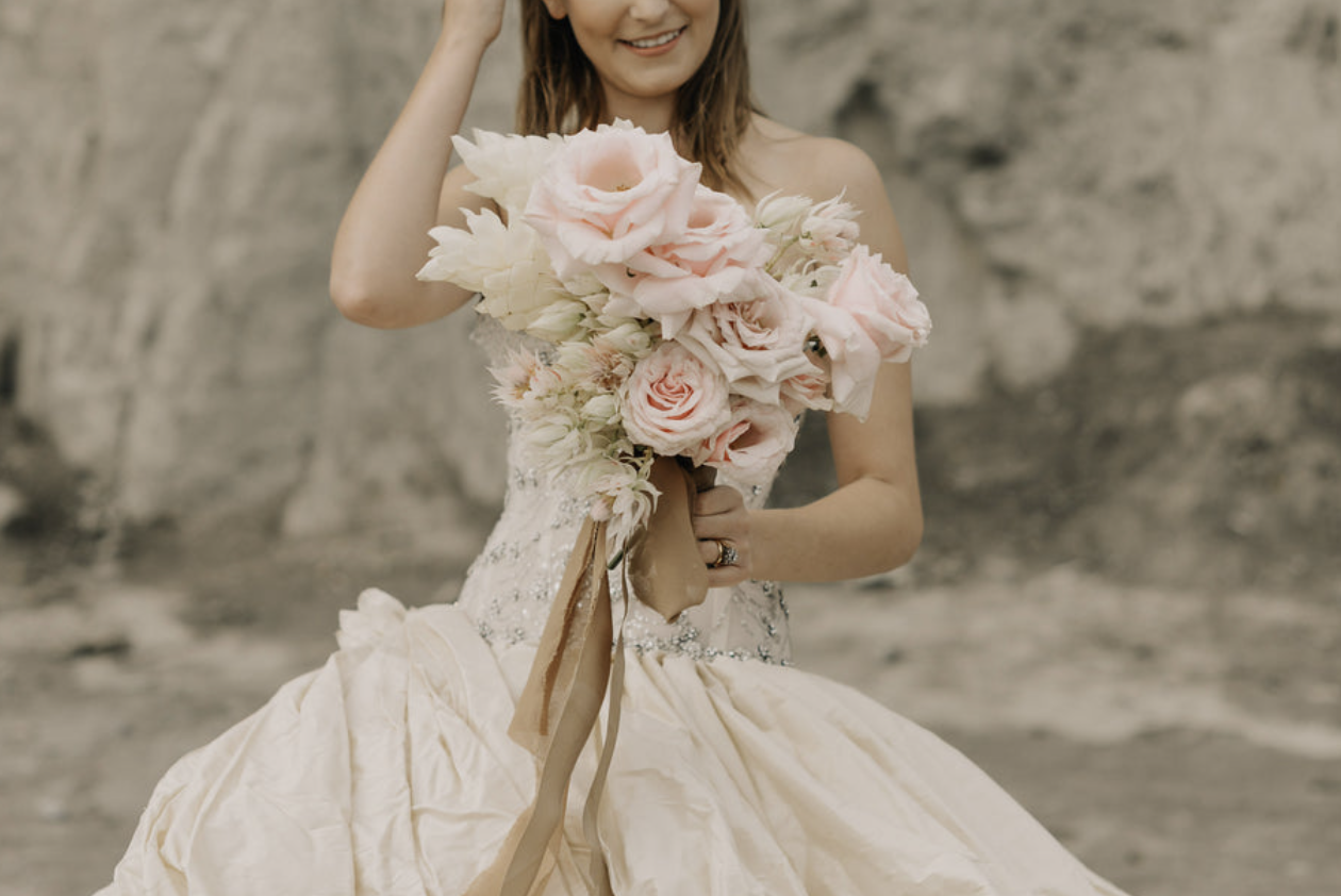 Wedding Flowers: A Guide to Choosing the Right Bouquet and Centerpieces